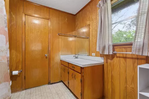 Bath - 2416 Gary Ln, Waco, TX 76708 photo 1 of 4