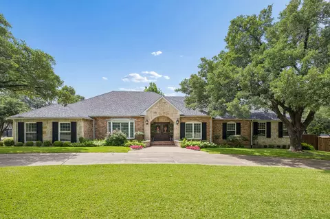 6828 Meadowcreek Dr, Dallas, TX 75254