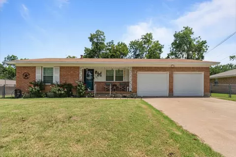 107 Woodard Ave, Cleburne, TX 76033
