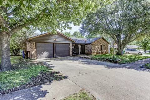 521 E Mustang St, Crowley, TX 76036