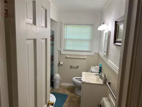 Bath - 2220 E Jackson St, Paris, TX 75460 photo 2 of 2