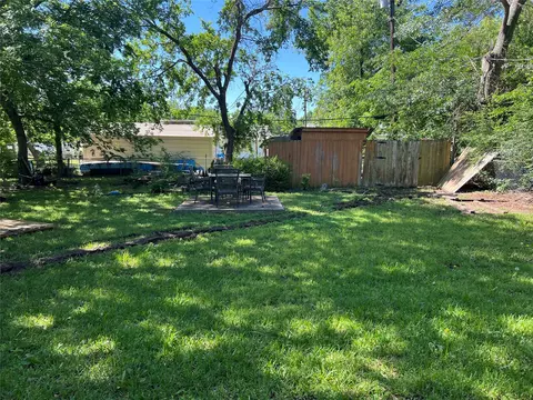 Exterior - 2220 E Jackson St, Paris, TX 75460 photo 3 of 3