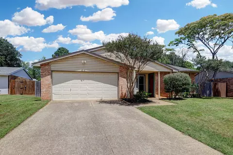 Exterior - 500 Moss Hill Ln, Euless, TX 76039 photo 3 of 8