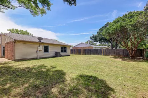Exterior - 500 Moss Hill Ln, Euless, TX 76039 photo 6 of 8