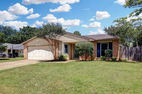 Exterior - 500 Moss Hill Ln, Euless, TX 76039 photo 2 of 8