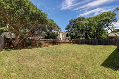 Exterior - 500 Moss Hill Ln, Euless, TX 76039 photo 7 of 8