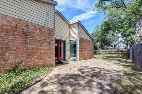 Exterior - 500 Moss Hill Ln, Euless, TX 76039 photo 4 of 8