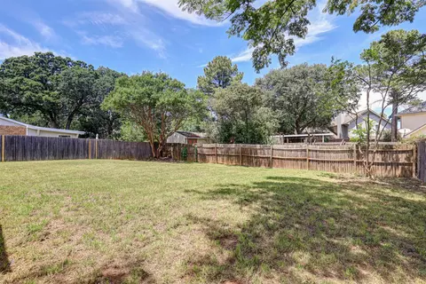 Exterior - 500 Moss Hill Ln, Euless, TX 76039 photo 5 of 8