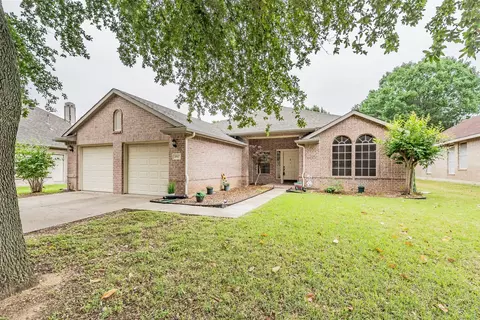 3917 Larkspur Dr, Haltom City, TX 76137