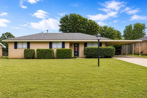 1507 Hulme St, Bowie, TX 76230