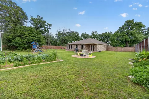 Exterior - 901 E 3rd St, Springtown, TX 76082 photo 5 of 6