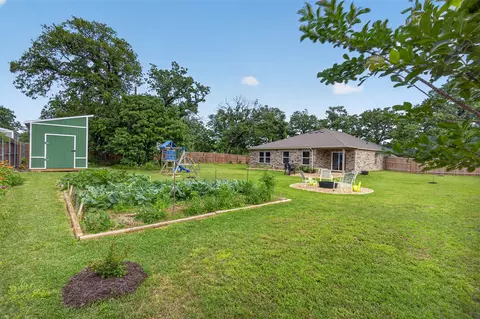 Exterior - 901 E 3rd St, Springtown, TX 76082 photo 4 of 6