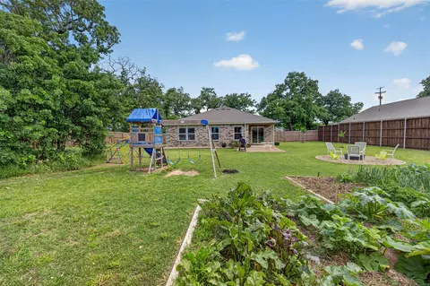 Exterior - 901 E 3rd St, Springtown, TX 76082 photo 2 of 6