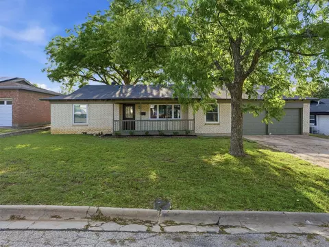 825 Lee Dr, Bedford, TX 76022