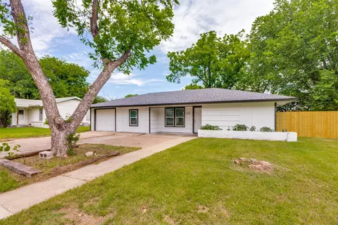 128 NW Lorna St, Burleson, TX 76028