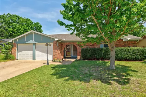 105 Countryside Dr, Arlington, TX 76014