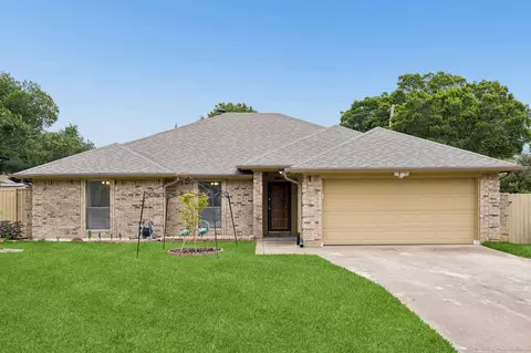 5401 Oak Branch Dr, Arlington, TX 76016