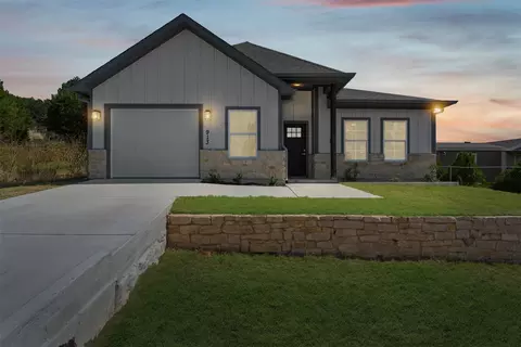 913 Pease River Dr, Granbury, TX 76048