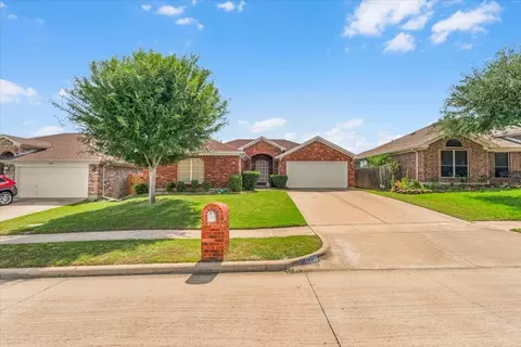 6926 Meadow Bend Dr, Arlington, TX 76002
