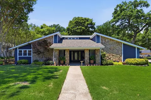 2850 Creekwood Dr, Grapevine, TX 76051