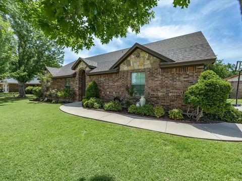 1323 Fairway Dr, Graham, TX 76450