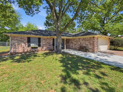 1103 Holiday Ct, Granbury, TX 76048