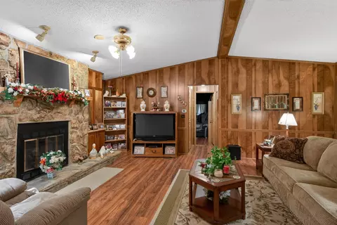 Living - 306 Lesa Ln, Stonewall, LA 71078 photo 1 of 1
