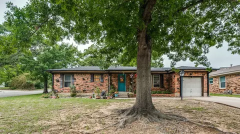 727 Norwood Dr, Hurst, TX 76053