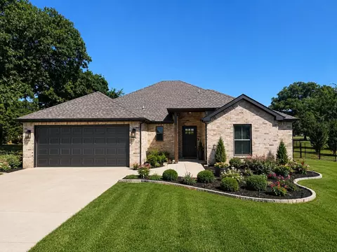 108 Kiowa Dr W, Lake Kiowa, TX 76240