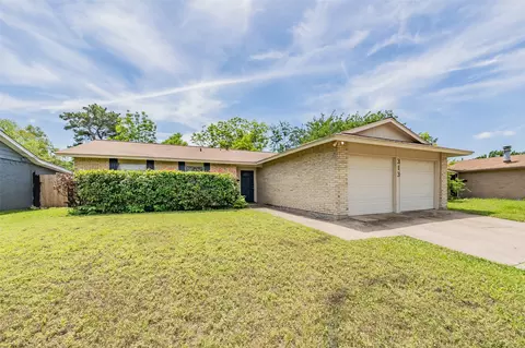 313 Hawthorne Ln, Grand Prairie, TX 75052