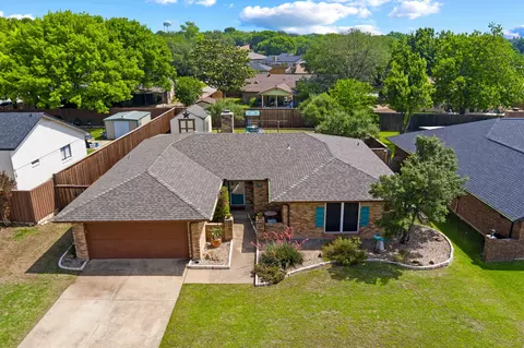 224 Overcrest Dr, Benbrook, TX 76126