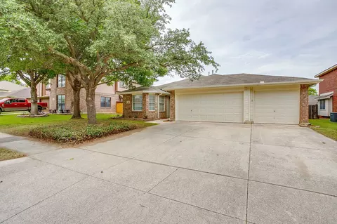 736 Cardinal Dr, Saginaw, TX 76131