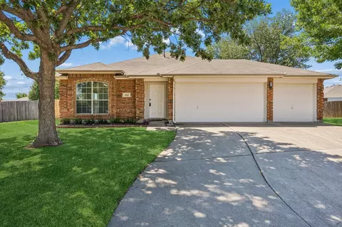 1001 Crane Cir, Saginaw, TX 76131