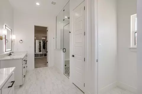 Bath - 8140 Lavender Rd, Springtown, TX 76082 photo 2 of 4