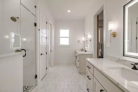 Bath - 8140 Lavender Rd, Springtown, TX 76082 photo 1 of 4