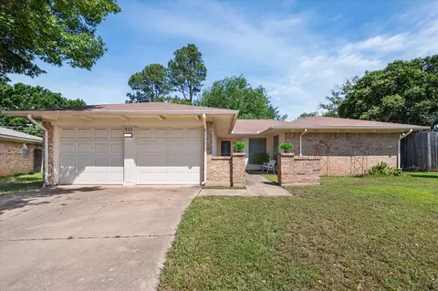 910 Cherry Laurel Ln, Arlington, TX 76012