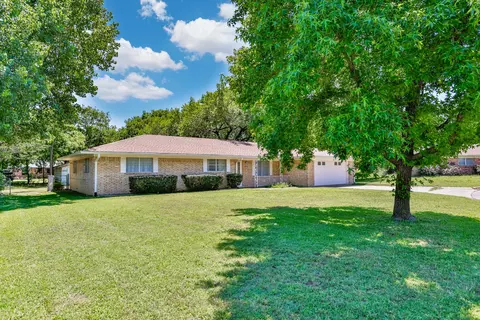 1904 Cypress Ct, Gainesville, TX 76240