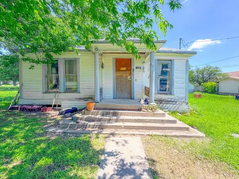 305 N 3rd St, Wortham, TX 76693