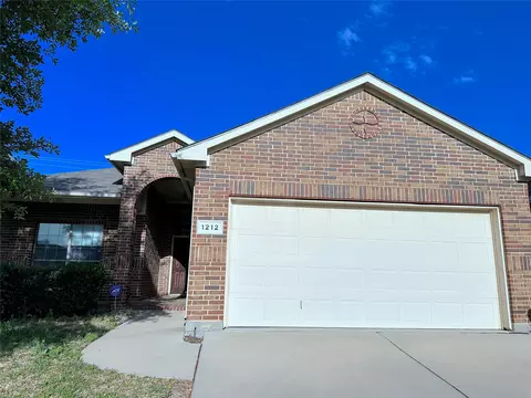 1212 Sunderland Ln, Fort Worth, TX 76134