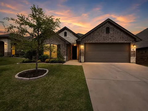 836 Long Iron Dr, Fort Worth, TX 76108