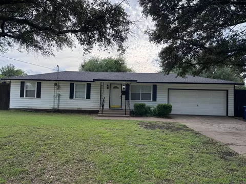 725 Hilltop Cir, Desoto, TX 75115