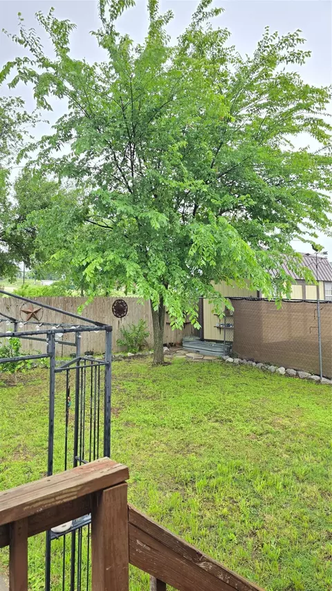 119 Enchanted Lakes Dr, Azle, TX 76020