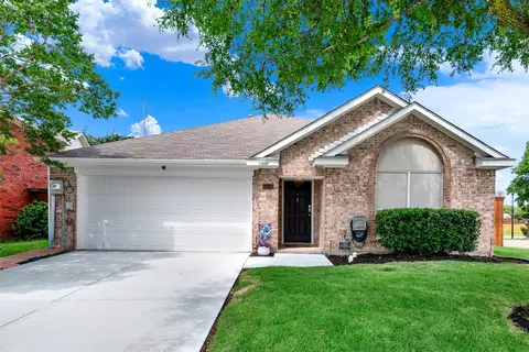 1410 Daffodil Ln, Lewisville, TX 75077