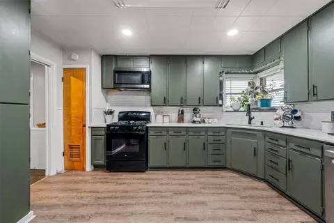 Kitchen - 809 E Limestone Ave, Mart, TX 76664 photo 4 of 5