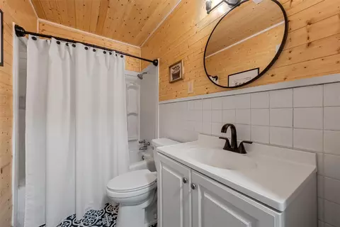 Bath - 809 E Limestone Ave, Mart, TX 76664 photo 1 of 1