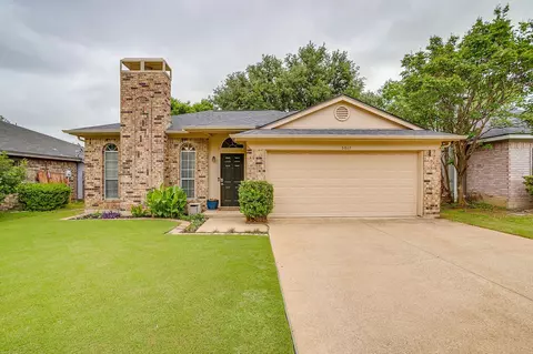 5017 Santa Fe Ct, Arlington, TX 76017