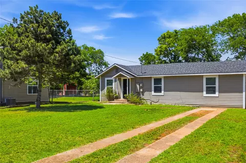 2121 W Bond St, Denison, TX 75020
