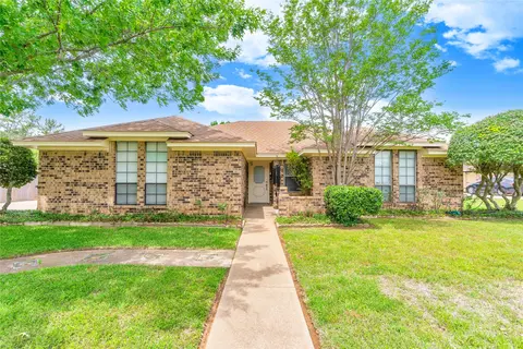 1308 Cindy Ct, Cleburne, TX 76033