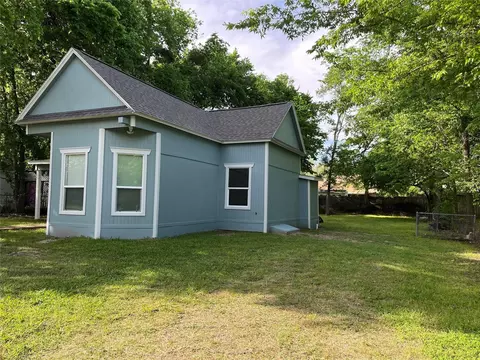 621 E 8th St, Bonham, TX 75418