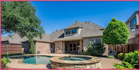 8108 Oak Knoll Dr, North Richland Hills, TX 76182
